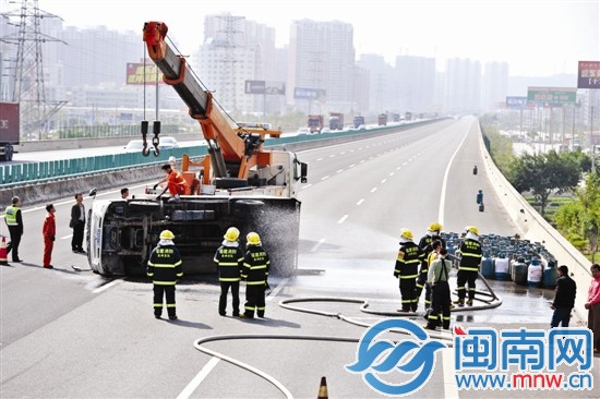 為防止爆炸，消防官兵朝貨車噴水，3個泄漏氣罐被移