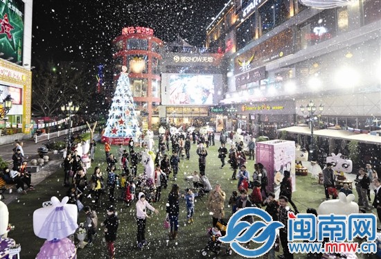 昨晚9點，泉州市區(qū)領秀天地，“人工造雪”吸引很多