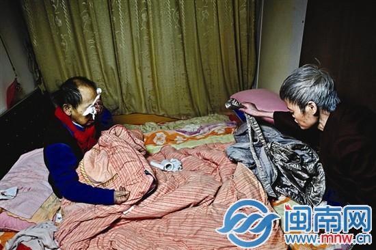 老伴摔傷了頭