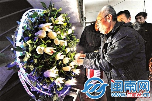裝好燈泡，牽上燈帶，花燈就做好了