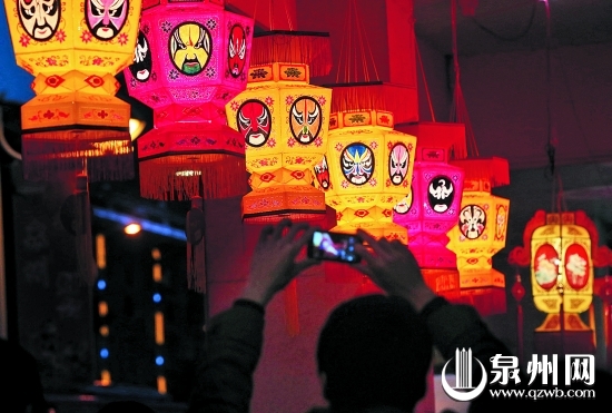 臉譜展現(xiàn)中國(guó)風(fēng)